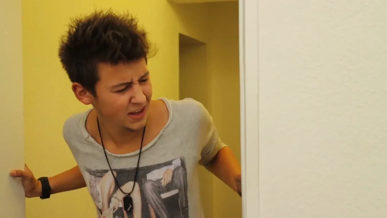 Haus 9 — Tanktop oder Latzhose?