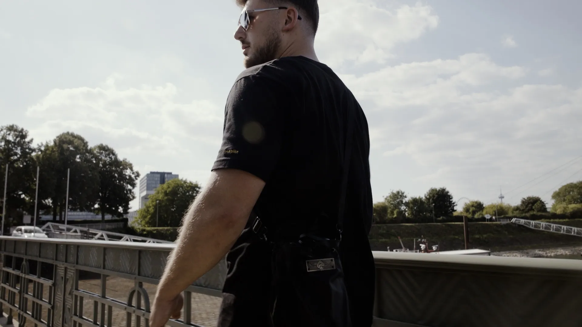 Iron Pike bag with its brass badge, seen from behind on the Cologne bridge