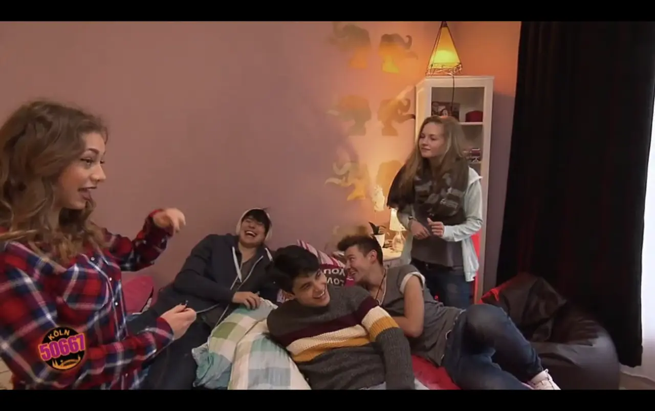 Köln 50667 — Heinrich Songmin Berger (Henny) as Lee Puck with the Elli gang (incl. Luis Smir)
