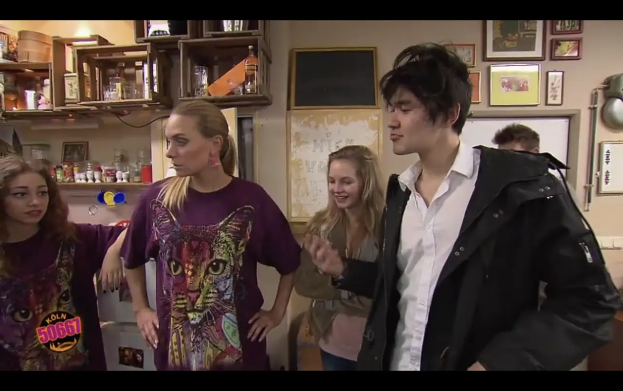Köln 50667 — Heinrich Songmin Berger (Henny) as Lee Puck with the Elli gang (incl. Lara Werth)